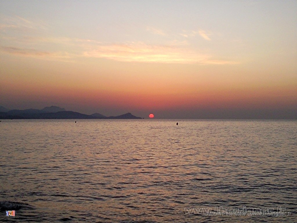 lever du soleil 160809.jpg - Lever du soleil, côté Saint-Raphaël. 16 aoüt 2009. 05H42